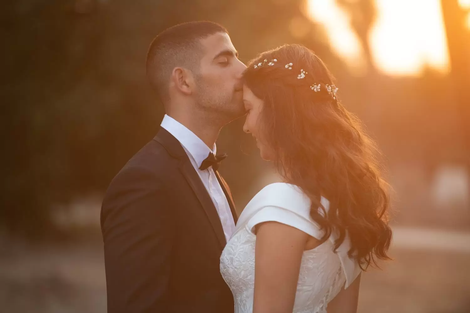 זוג בצילומי חתונה רומנטי נשיקה במצח גרייס ראשון לציון