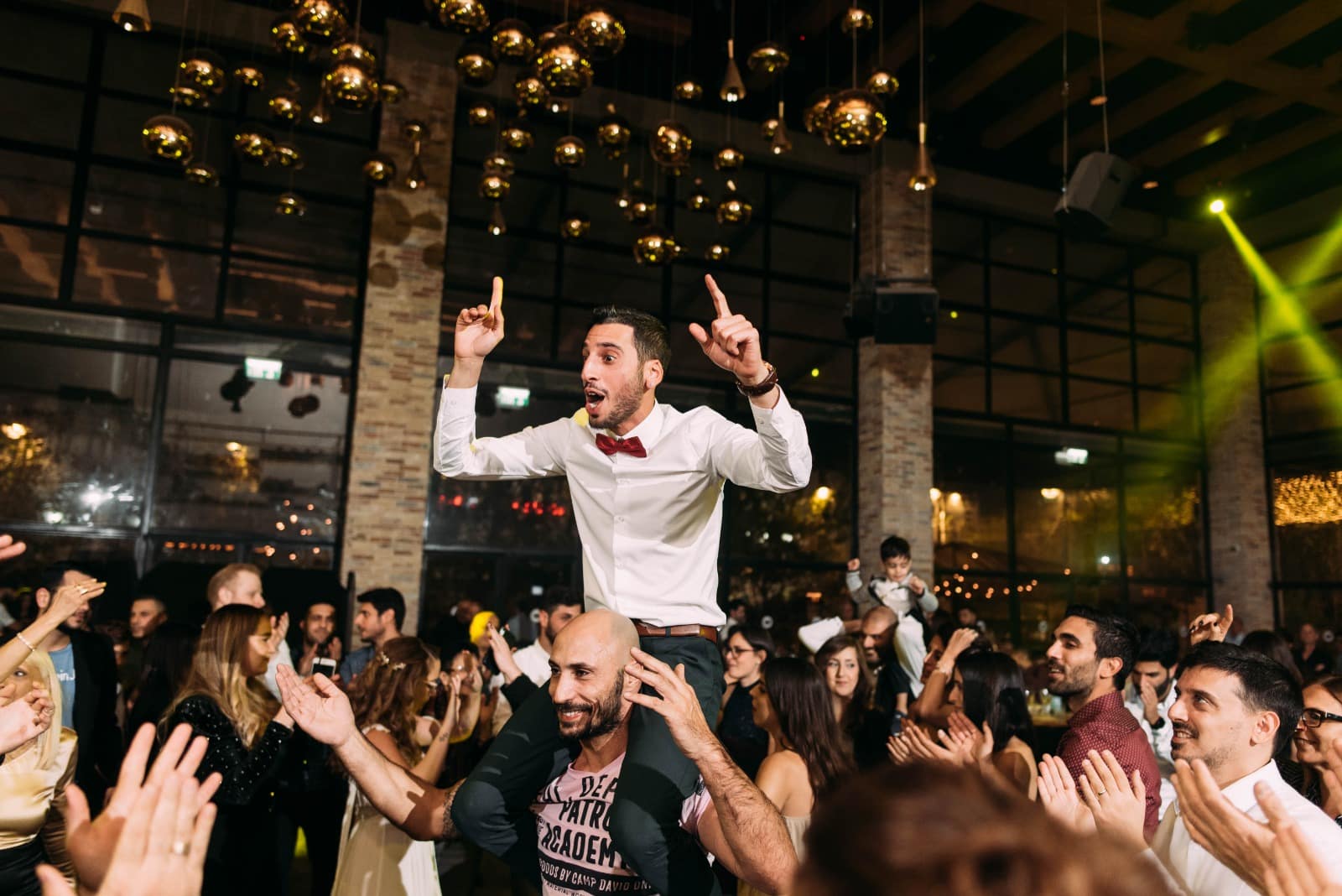 רוקדים בחתונה משפחה מאושרת גרייס ראשון לציון