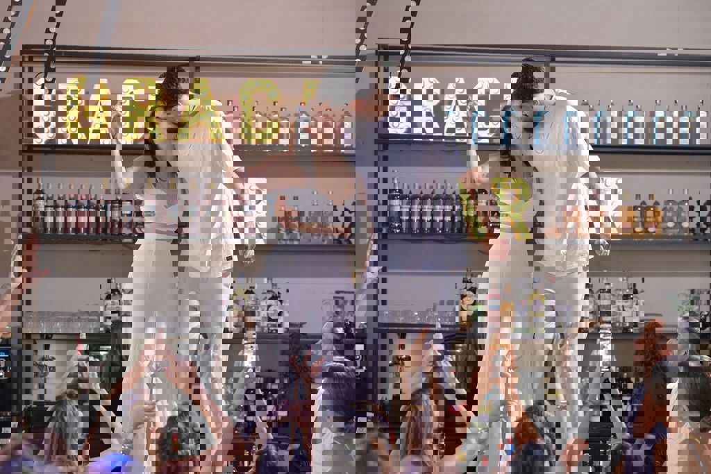 זוג על הבר באפטר פארטי