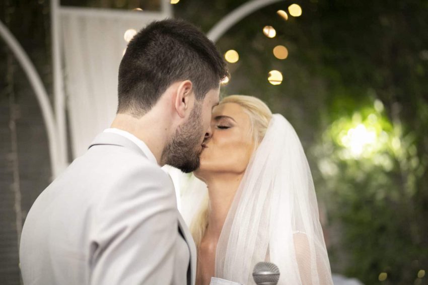 זוג מתנשק בחתונה- גרייס